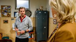 Nils' (Florian Stadler) merkwürdiges Verhalten lässt Charlotte (Mona Seefried) misstrauisch werden.