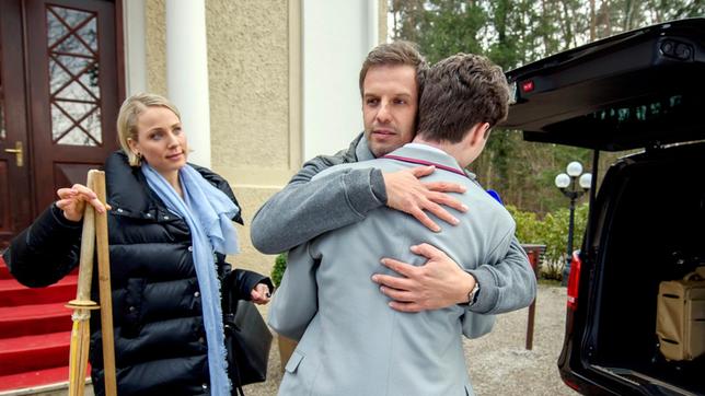 Bild: ARD/Christof Arnold Nils (Florian Stadler) und Desirée (Louisa von Spies) verabschieden sich von Fabien (Lukas Schmidt).