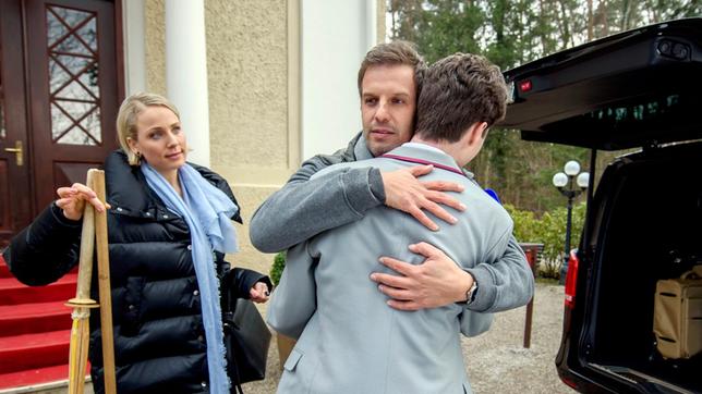 Nils (Florian Stadler) und Desirée (Louisa von Spies) verabschieden sich von Fabien (Lukas Schmidt).