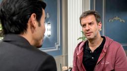 Nils (Florian Stadler) verleugnet vor Alejandro (Iskander Madjitov) seine Gefühle für Tina.