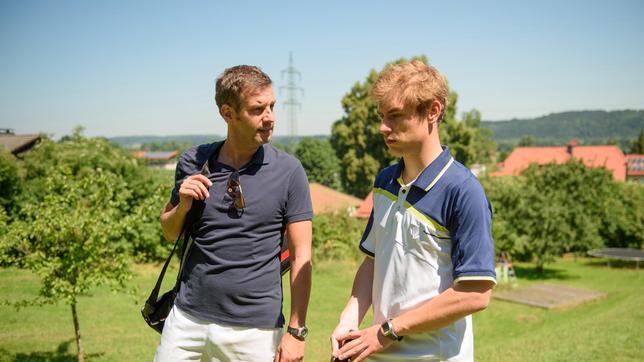Bild: ARD/Christof Arnold Nils (Florian Stadler) will nicht, dass Norman (Niklas Löffler) sich dazu genötigt fühlt, Zeit mit ihm zu verbringen.