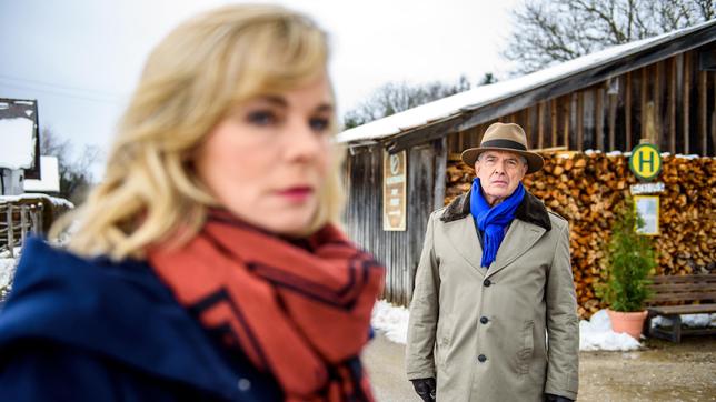 Bild: ARD/Christof Arnold Nina (Saskia Valencia) hat einen Entschluss gefasst und macht sich auf den Weg in die Klinik. Wird André (Joachim Lätsch) sie aufhalten?