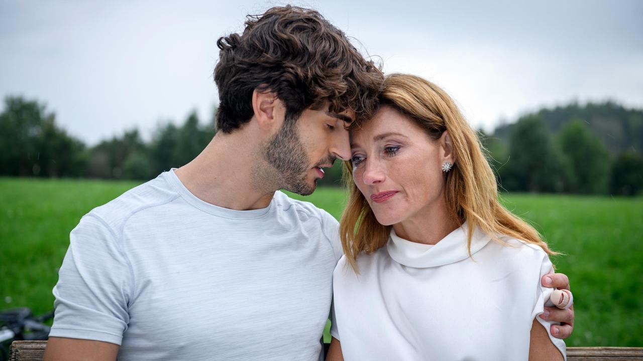 Noah (Christopher Jan Busse) und Alexandra (Daniela Kiefer) stehen sich gegenseitig bei.