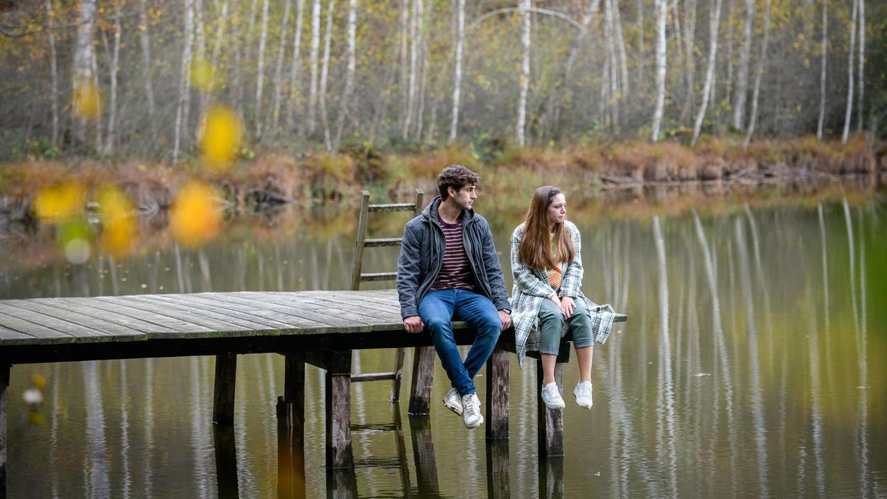 Noah (Christopher Jan Busse) zögert, Valentina (Aylin Ravanyar) in ihrem Herzschmerz beizustehen.