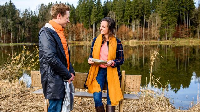 Bild: ARD/Christof Arnold Norman (Niklas Löffler) begegnet der faszinierenden Blumenliebhaberin Carolin Muhr (Dagny Dewath). Die selbstbewusste und sympathische, junge Botanikerin ist durch viele exotische Länder gereist, um seltene Pflanzen zu erforschen.