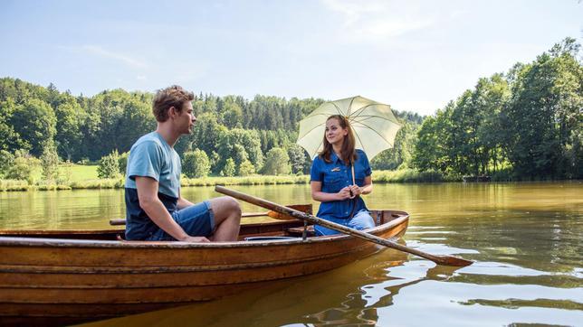 Norman (Niklas Löffler) lädt Tina (Christin Balogh) zu einer Bootstour ein.