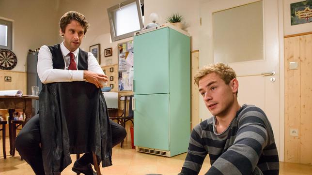 Bild: ARD/Christof Arnold Norman (Niklas Löffler) redet mit Sebastian (Kai Albrecht) über seine Gefühle für Alexandra.