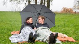 Norman (Niklas Löffler) und Alexandra (Kristina Dörfer) machen zusammen ein Picknick.