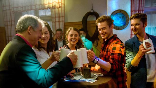 Bild: ARD/Christof Arnold Norman (Niklas Löffler, 2.v.r. mit Komparse) und Anni (Regina Fink) feiern zusammen mit Tina (Christin Balogh) und André (Joachim Lätsch) ihre Abschiedsparty.