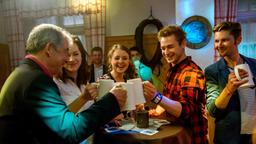 Norman (Niklas Löffler, 2.v.r. mit Komparse) und Anni (Regina Fink) feiern zusammen mit Tina (Christin Balogh) und André (Joachim Lätsch) ihre Abschiedsparty.