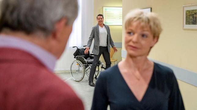 Bild: ARD/Christof Arnold Ohne dass Linda (Julia Grimpe) etwas mitbekommt, provoziert Dirk (Markus Pfeiffer) André (Joachim Lätsch) auf perfide Weise.