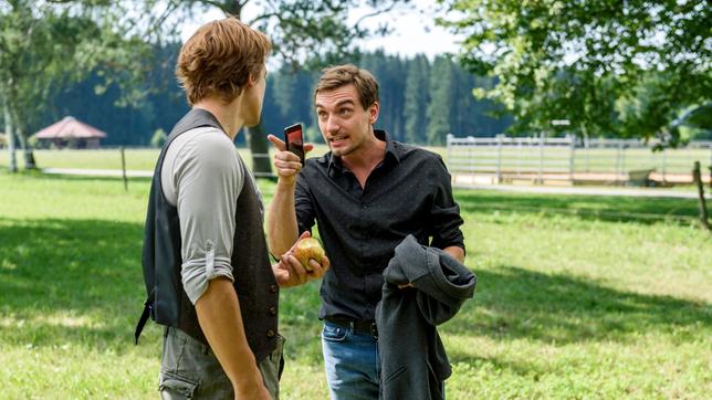 Oliver (Daniel Gawlowski) fordert das Geld von Viktor (Sebastian Fischer) früher als erwartet.