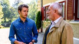Oskar (Philip Butz) erzählt Alfons (Sepp Schauer), dass ihm das gewisse Etwas in der Liebe mit Tina fehlt.