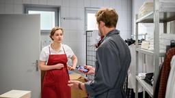 Oskar (Philip Butz) erzählt Tina (Christin Balogh) von einem interessanten Jobangebot.