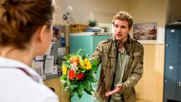 Oskar (Philip Butz) macht Tina (Christin Balogh) eine Szene, weil er denkt, dass die Blumen von David sind.