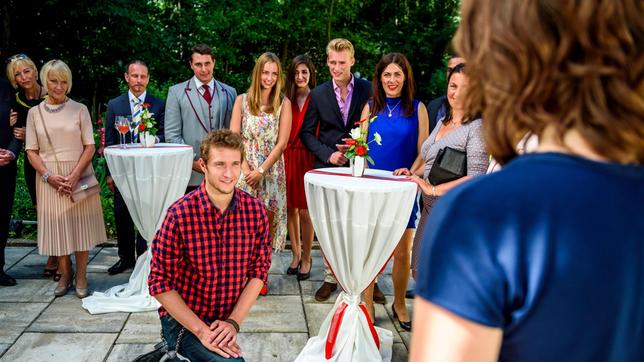 Bild: ARD/Christof Arnold Oskar (Philip Butz, M. mit Komparsen) macht Tina (Christin Balogh) spontan einen Heiratsantrag.