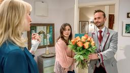 Page Peter (Michael Sandorov) bringt einen Strauß Rosen, von dem Desirée (Louisa von Spies, l. mit Jeannine Wacker) annimmt, er sei von Adrian.