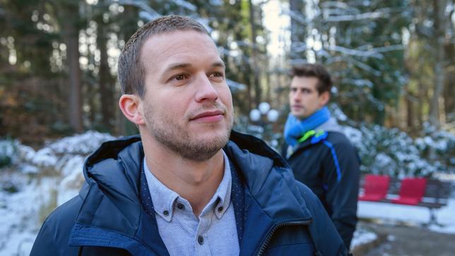 Bild: ARD/Christof Arnold Paul (Sandro Kirtzel) bemerkt, wie verliebt Tim (Florian Frowein, l., als Boris) Franzi nachblickt.
