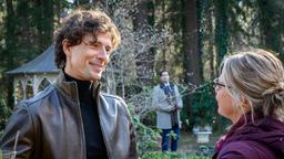 Paul (Sandro Kirtzel, h.) beobachtet, wie Josie (Lena Conzendorf) sich mit Raphael (Jakob Graf) verabredet.