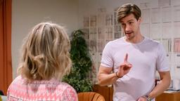 Paul (Sandro Kirtzel) berichtet Josie (Lena Conzendorf), wie er Shirins Kündigung abwenden möchte.
