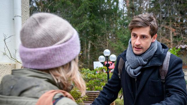 Bild: ARD/Christof Arnold Paul (Sandro Kirtzel) bleibt nichts anderes übrig, als Josie (Lena Conzendorf) zu gestehen, dass Ariane ihn in der Hand hat.