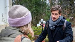 Paul (Sandro Kirtzel) bleibt nichts anderes übrig, als Josie (Lena Conzendorf) zu gestehen, dass Ariane ihn in der Hand hat.