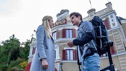 Paul (Sandro Kirtzel) erklärt seiner Schwester Alicia (Larissa Marolt) entschlossen, dass er Profi-Triathlet werden will.