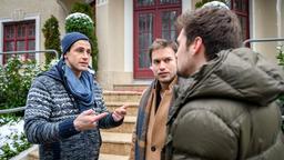 Paul (Sandro Kirzel) erkundigt sich bei Boris (Florian Frowein) und Tobias (Max Beier), wie das Gespräch in Hamburg lief.