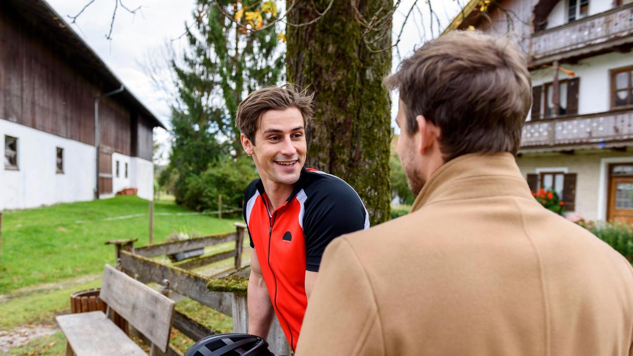 Paul (Sandro Kirtzel) erzählt Boris (Florian Frowein) von seinem anstehenden Rennen.