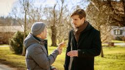 Paul (Sandro Kirtzel) gesteht Max (Stefan Hartmann), dass er sich mit seiner Entscheidung für Constanze schwerer tut als gedacht.
