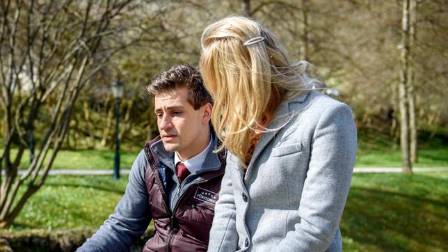 Paul (Sandro Kirtzel) spricht sich bei Alicia (Larissa Marolt) seinen Liebeskummer von der Seele.