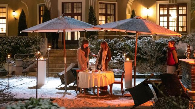 Bild: ARD/Christof Arnold Paul (Sandro Kirtzel) überrascht Constanze (Sophia Schiller) mit einem romantischen Dinner (mit Komparse).