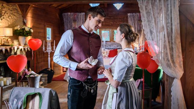 Paul (Sandro Kirtzel) und Romy (Désirée von Delft) feiern zu zweit eine symbolische Hochzeit.