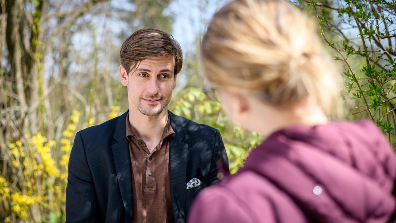 Paul (Sandro Kirtzel) verschweigt Josie (Lena Conzendorf) seinen Anteil an der Café-Rettung.