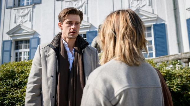 Paul (Sandro Kirtzel) versichert Josie (Lena Conzendorf) sie nicht betrogen zu haben.