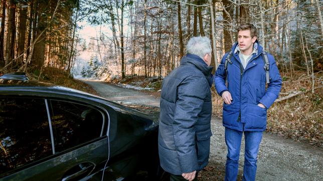 Paul (Sandro Kirtzel) wäre André (Joachim Lätsch) fast ins Auto gelaufen. Dieser kann sich Pauls merkwürdiges Verhalten nicht erklären.