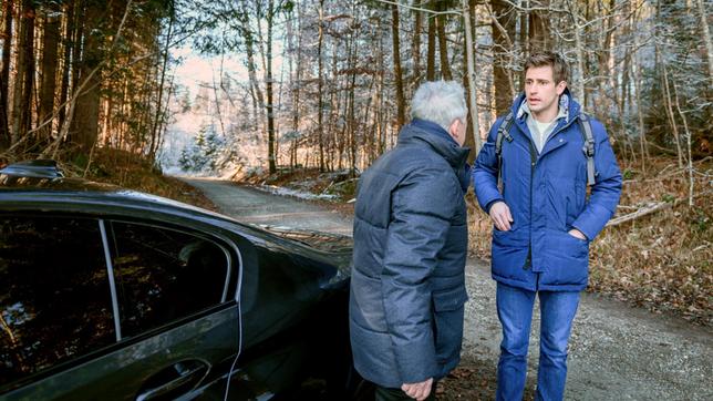 Bild: ARD/Christof Arnold Paul (Sandro Kirtzel) wäre André (Joachim Lätsch) fast ins Auto gelaufen. Dieser kann sich Pauls merkwürdiges Verhalten nicht erklären.