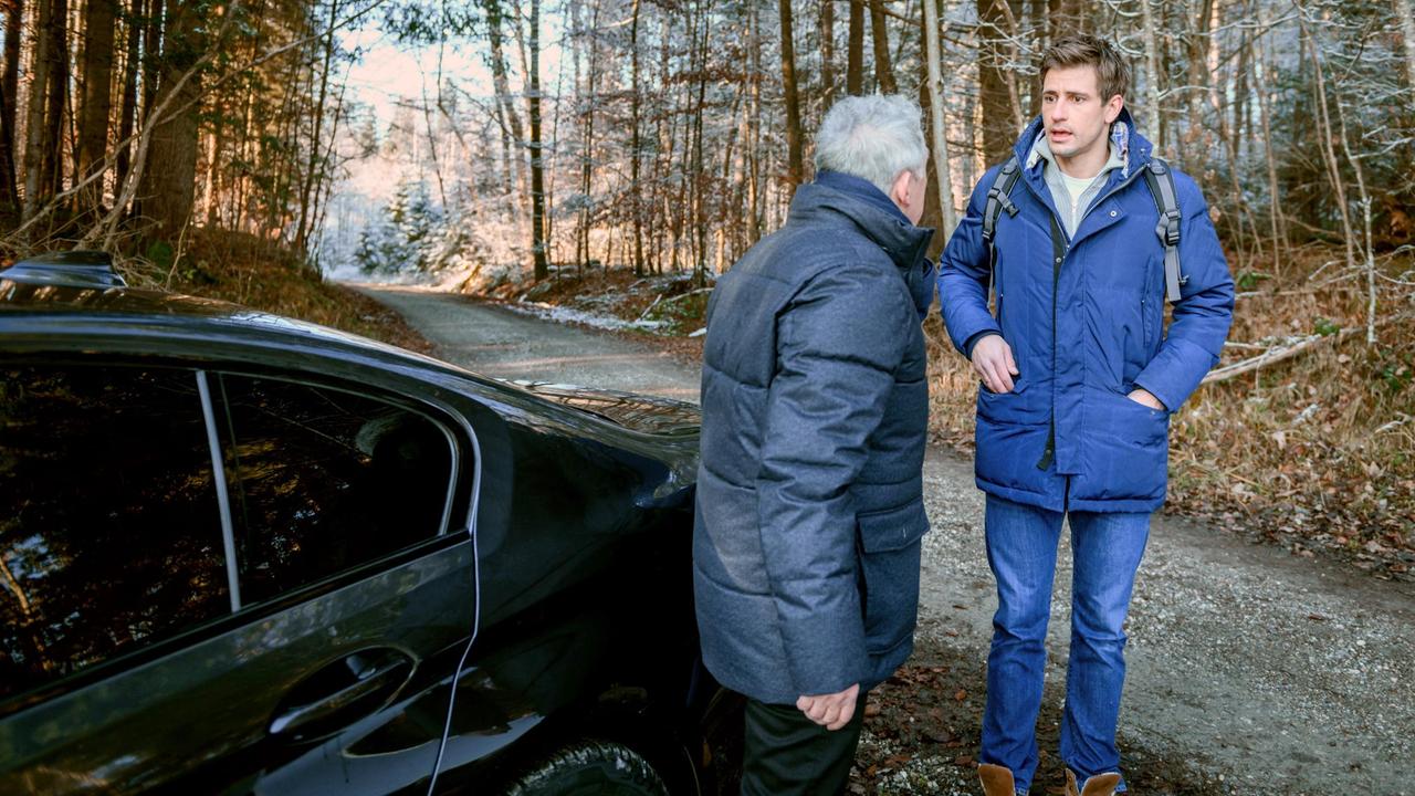 Paul (Sandro Kirtzel) wäre André (Joachim Lätsch) fast ins Auto gelaufen. Dieser kann sich Pauls merkwürdiges Verhalten nicht erklären.