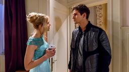 Paul (Sandro Kirtzel) wirft Alicia (Larissa Marolt) vor, seinen Traum zerstört zu haben.