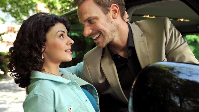 Bild: ARD/Ann Paur Pauline (Liza Tzschirner) nimmt Leonards (Christian Feist) Heiratsantrag an.