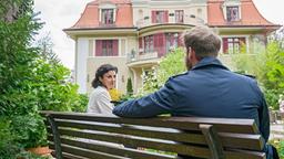 Pauline (Liza Tzschirner) und Leonard (Christian Feist) fühlen sich auch nach so langer Zeit noch heimisch am "Fürstenhof".