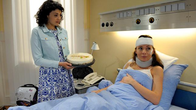 Bild: ARD/Jacqueline Krause-Burberg Paulines (Liza Tzschirner) gut gemeinte Geste stößt bei Patrizia (Nadine Warmuth) auf wenig Gegenliebe.