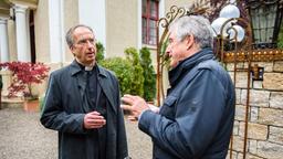 Pfarrer Herold (Wolfgang Schatz) lehnt Andrés (Joachim Lätsch) Bitte, die Kirche von der Erscheinung Aldas zu überzeugen, empört ab.