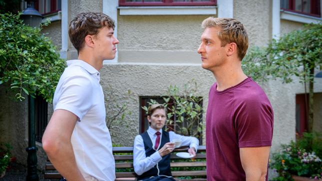 Bild: ARD/WDR/Christof Arnold Philipp (Robin Schick) ist überrascht, als Vincent (Martin Walde) ihm anbietet, bei ihm einzuziehen.