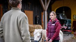 Philipp (Robin Schick) versucht Natalie (Teresa Klamert) zu überzeugen, dass sie Vincent an Ana verliert, wenn sie ihn nicht unterstützt.