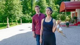 Pia spricht vor dem Hotel mit Oskar. 