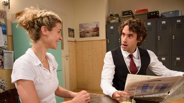 Poppy (Birte Wentzek) bietet Sebastian (Kai Albrecht) an, ihm das Geld für den Hypnoseworkshop zu leihen.