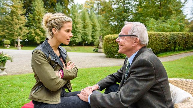 Bild: ARD/Christof Arnold Poppy (Birte Wentzek) ist beeindruckt, dass Werner (Dirk Galuba) Luisa und sie zu der Rückenspezialistin nach Basel bringen will.