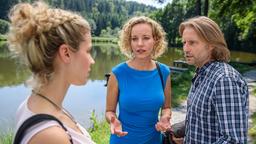 Poppy (Birte Wentzek) möchte nicht, dass Michael (Erich Altenkopf) und Natascha (Melanie Wiegmann) am "Fürstenhof" heiraten.