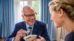 Poppy (Birte Wentzek) überrascht Werner (Dirk Galuba) mit einer ungewöhnlichen Idee: Sie will den Gästen künftig Currywurst mit einer speziellen "Schweitzer-Sauce" anbieten.